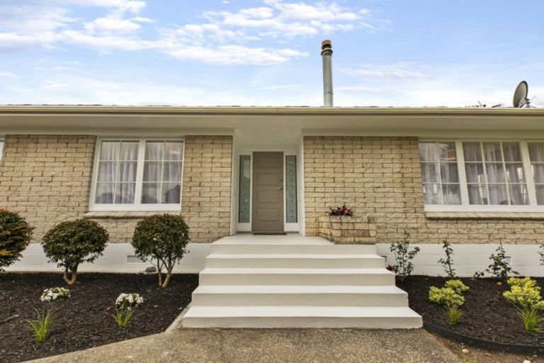 Photo of property in 1 Sunnypark Avenue, Rosehill, Papakura, 2113