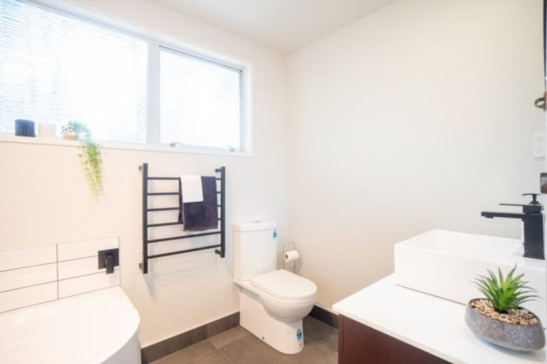 Photo of property in 28 Summerhill Drive, Fitzherbert, Palmerston North, 4410