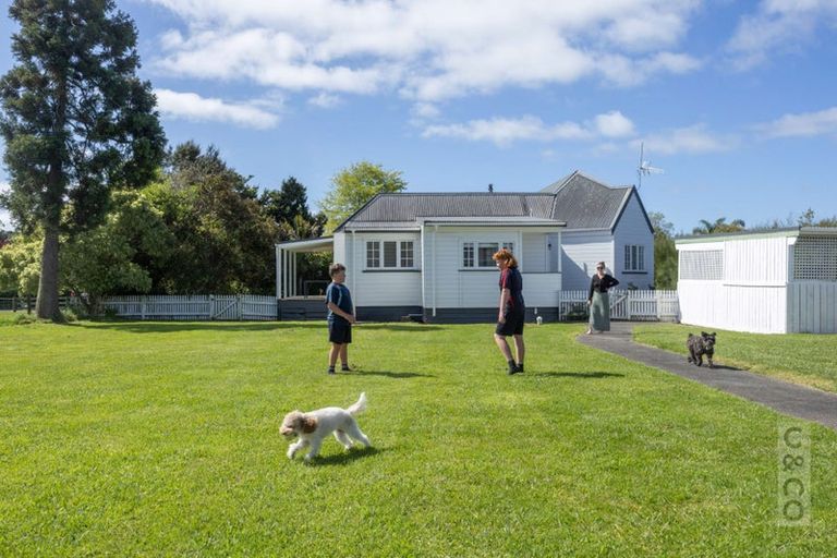 Photo of property in 11 Taupaki Road, Taupaki, 0782