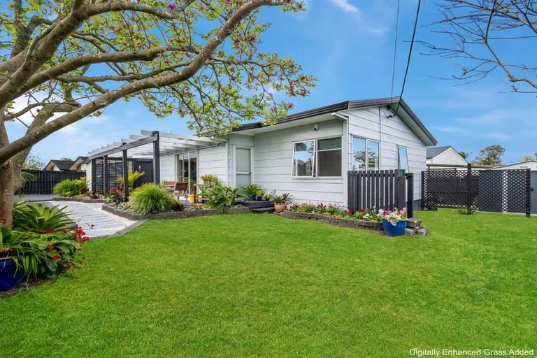 Photo of property in 2/1 Woodside Road, Massey, Auckland, 0614
