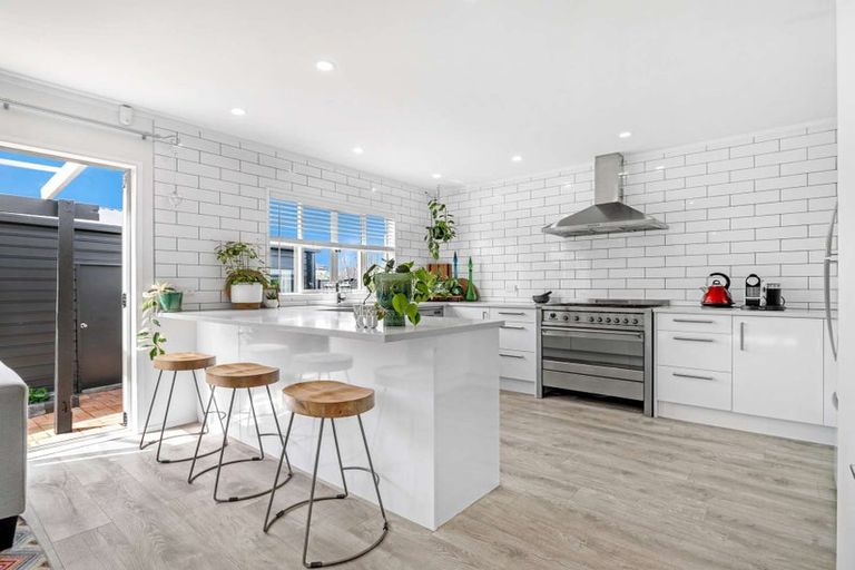 Photo of property in 2/1 Woodside Road, Massey, Auckland, 0614