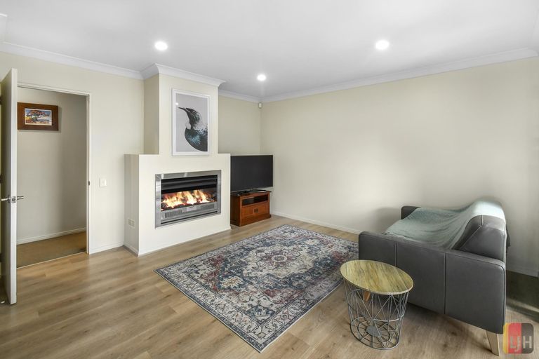 Photo of property in 13 Girvan Terrace, Wattle Downs, Auckland, 2103