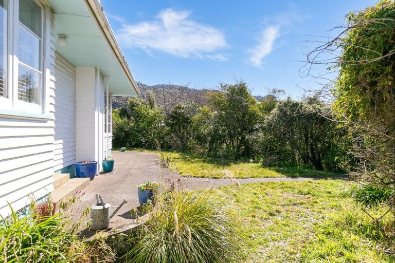 Photo of property in 7 Lyndhurst Road, Tawa, Wellington, 5028