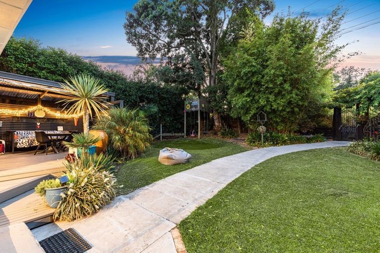 Photo of property in 66 Atkinson Road, Titirangi, Auckland, 0604