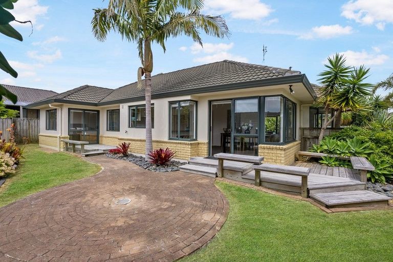 Photo of property in 20 Moyrus Crescent, East Tamaki Heights, Auckland, 2016