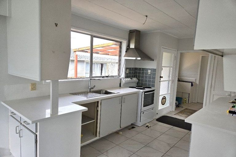 Photo of property in 2/56 Cockayne Crescent, Sunnynook, Auckland, 0620