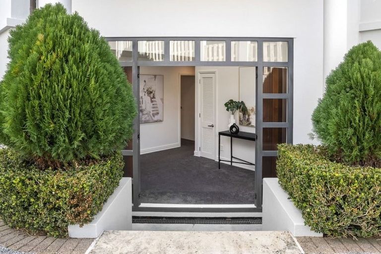 Photo of property in 2/61 Beresford Street, Bayswater, Auckland, 0622