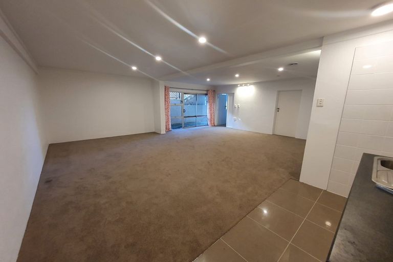 Photo of property in 2/42 Knightsbridge Drive, Forrest Hill, Auckland, 0620