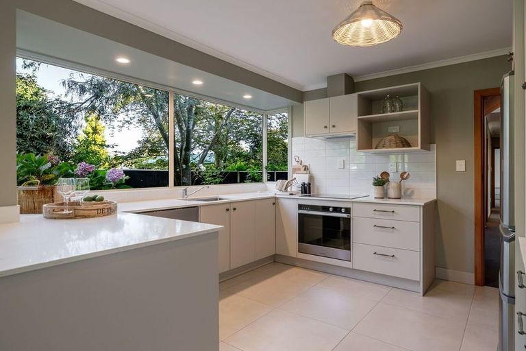 Photo of property in 19 Ruamahanga Crescent, Terrace End, Palmerston North, 4410