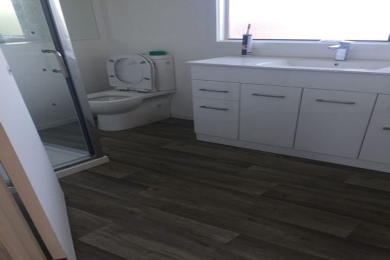 Photo of property in 1/3 Valecrest Place, Bayview, Auckland, 0629