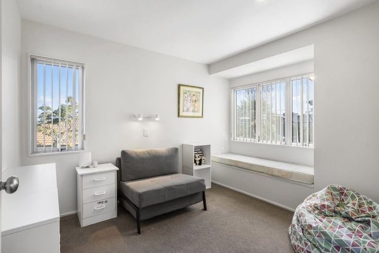 Photo of property in 2/132 East Coast Road, Forrest Hill, Auckland, 0620