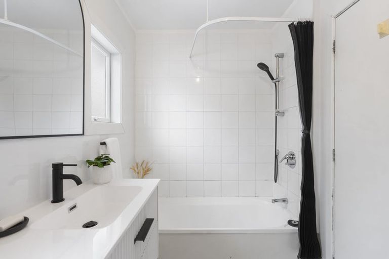 Photo of property in 1/12 Craigbank Avenue, New Lynn, Auckland, 0600