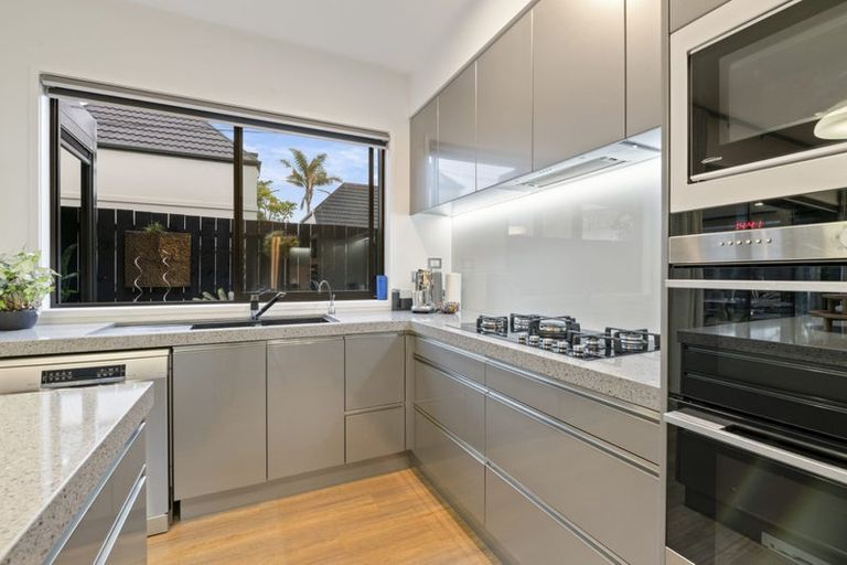 Photo of property in 136 East Coast Road, Forrest Hill, Auckland, 0620