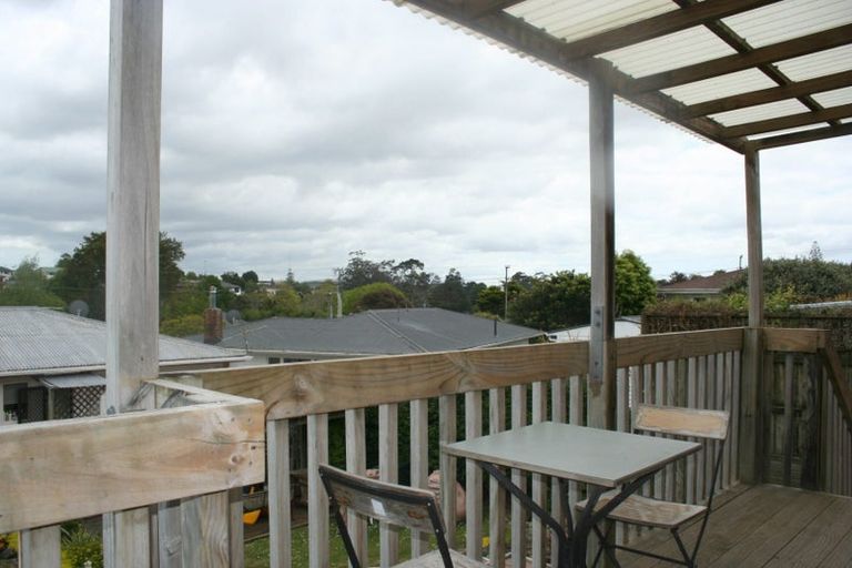 Photo of property in 28 Chilcott Road, Henderson, Auckland, 0612