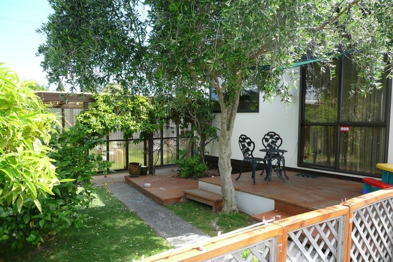 Photo of property in 2/48 Queen Mary Avenue, New Lynn, Auckland, 0600