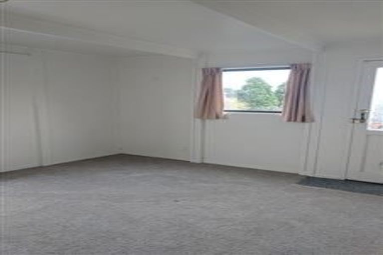 Photo of property in 2/30 Glen Vista Place, Bayview, Auckland, 0629