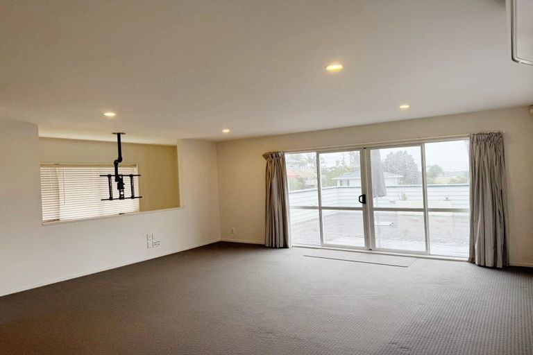 Photo of property in 129 Hobsonville Road, West Harbour, Auckland, 0618