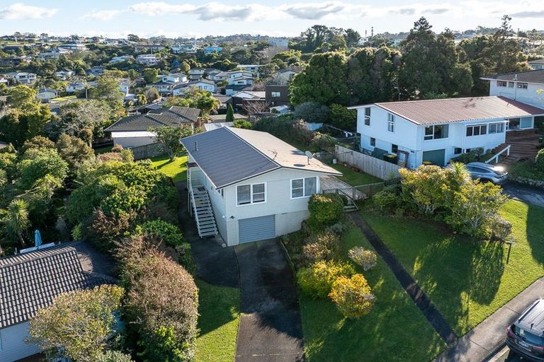 Photo of property in 11 Barker Rise, Northcross, Auckland, 0632
