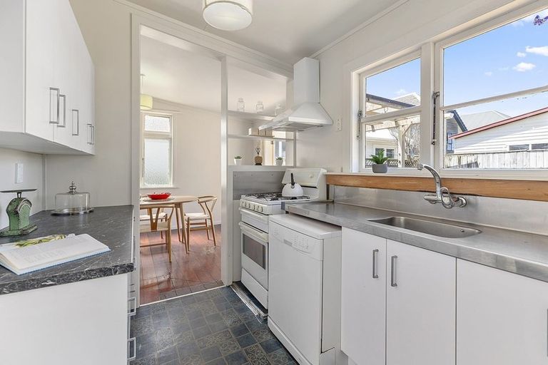 Photo of property in 137 Apu Crescent, Lyall Bay, Wellington, 6022