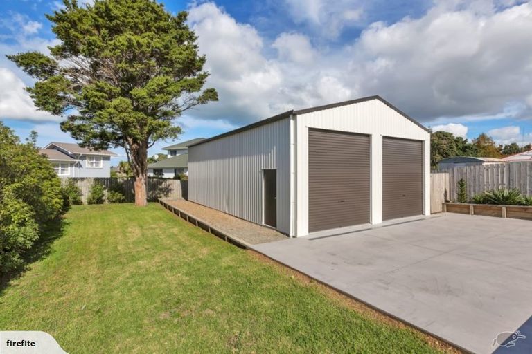 Photo of property in 13 Karoro Road, One Tree Point, 0118