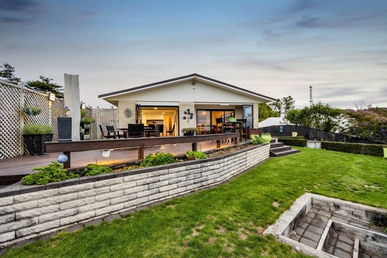 Photo of property in 14 Sequoia Grove, Merrilands, New Plymouth, 4312