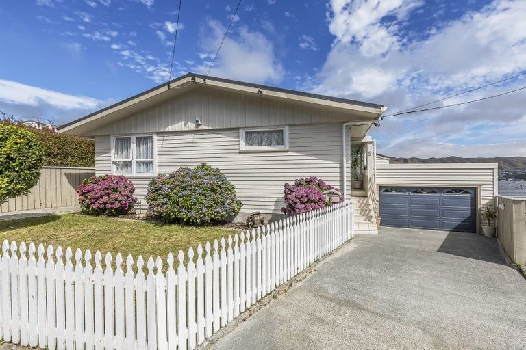 Photo of property in 5 Beverley Grove, Paparangi, Wellington, 6037