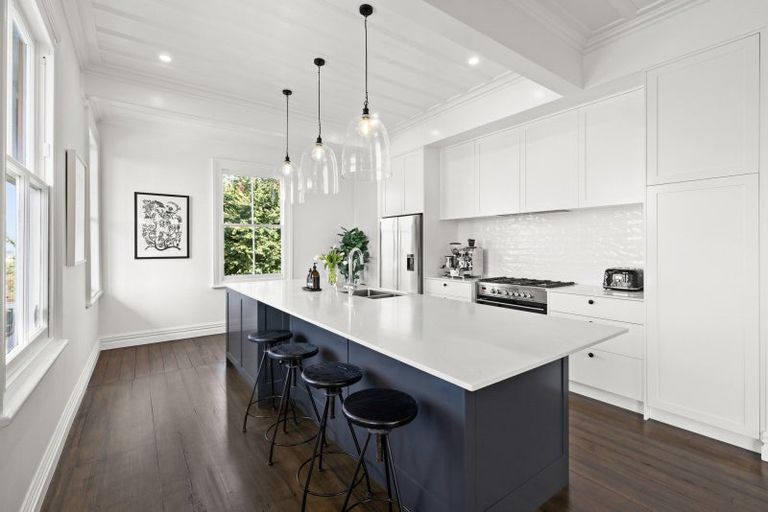 Photo of property in 15 Sealy Road, Bluff Hill, Napier, 4110