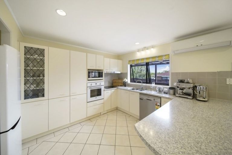 Photo of property in 94 Dalwhinnie Parade, Highland Park, Auckland, 2010