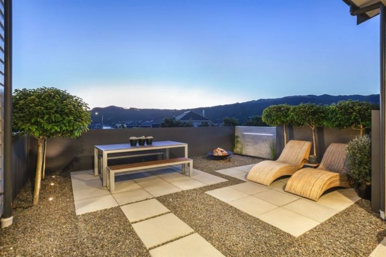 Photo of property in 129 Woodman Drive, Tawa, Wellington, 5028