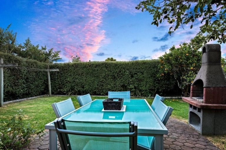 Photo of property in 2/6 Murray Road, Te Atatu Peninsula, Auckland, 0610