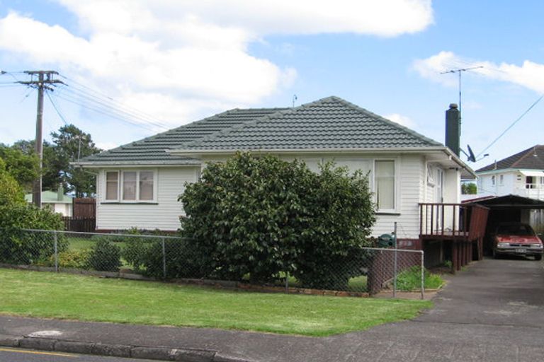 Photo of property in 27 Neil Avenue, Te Atatu Peninsula, Auckland, 0610