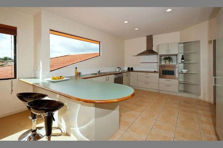 Photo of property in 11 Trotting Terrace, Fairview Heights, Auckland, 0632