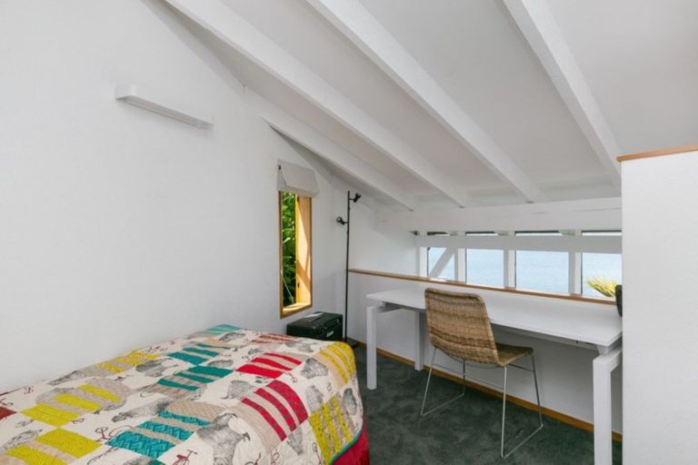 Photo of property in 6 Nakora Road, Karaka Bays, Wellington, 6022