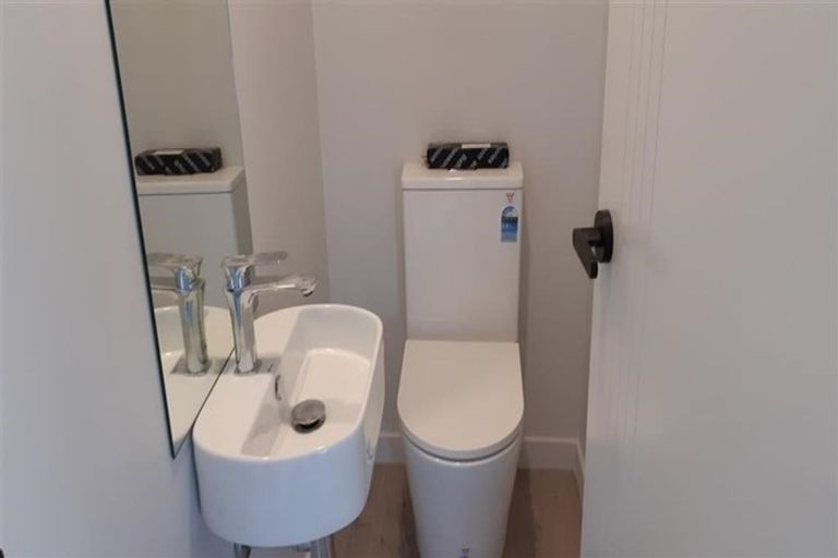 Photo of property in 7c Holland Avenue, Point England, Auckland, 1072