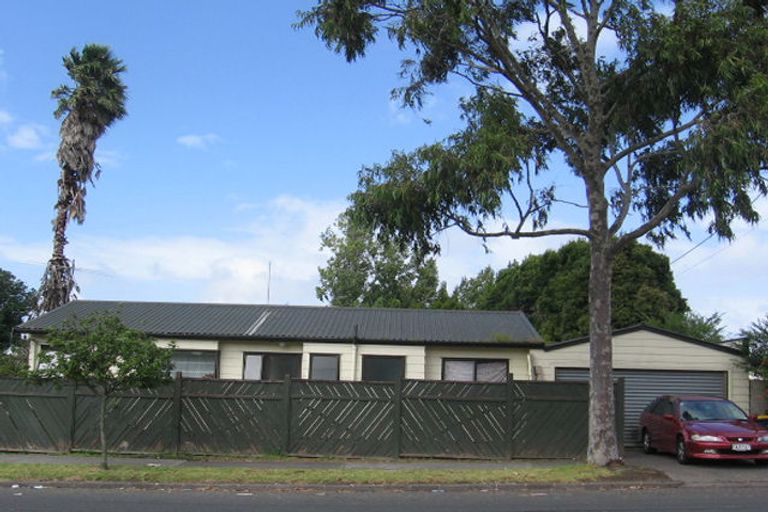 Photo of property in 2/41 Sabulite Road, Kelston, Auckland, 0602