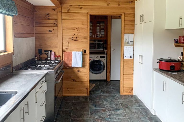 Photo of property in 437 Tararua Road, Levin, 5571