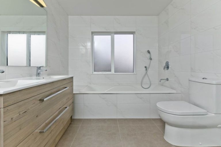 Photo of property in 20 Boocock Crescent, Orewa, 0931