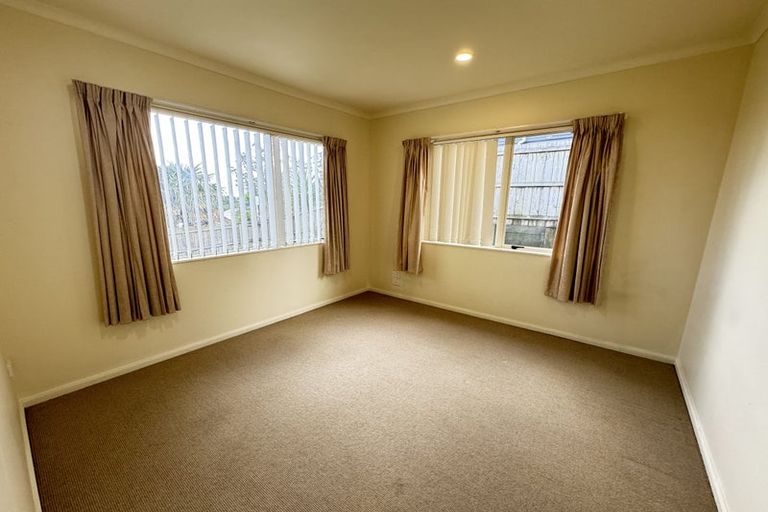 Photo of property in 4 Highgrove Lane, Totara Vale, Auckland, 0632