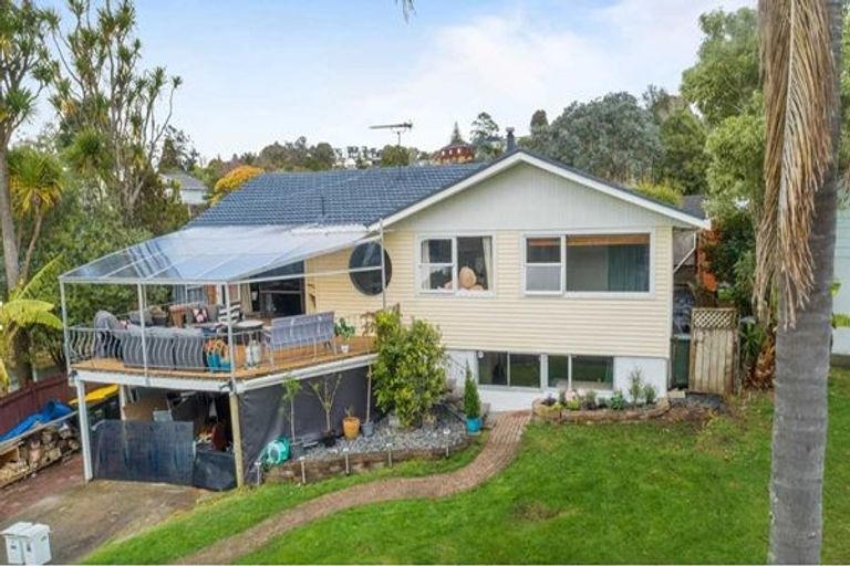 Photo of property in 38 Normanton Street, Glenfield, Auckland, 0629