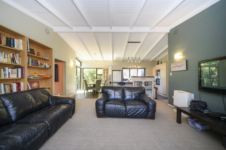 Photo of property in 24 Heathcote Place, Fitzherbert, Palmerston North, 4410