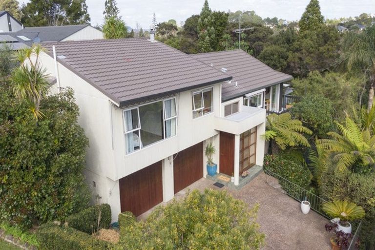 Photo of property in 8 Langstone Place, Chatswood, Auckland, 0626