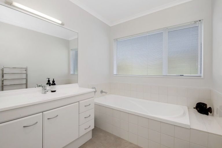 Photo of property in 14 Astor Place, Orewa, 0931