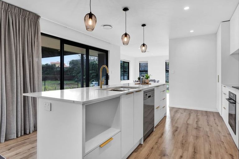 Photo of property in 8 Ponga Place, Highlands Park, New Plymouth, 4312