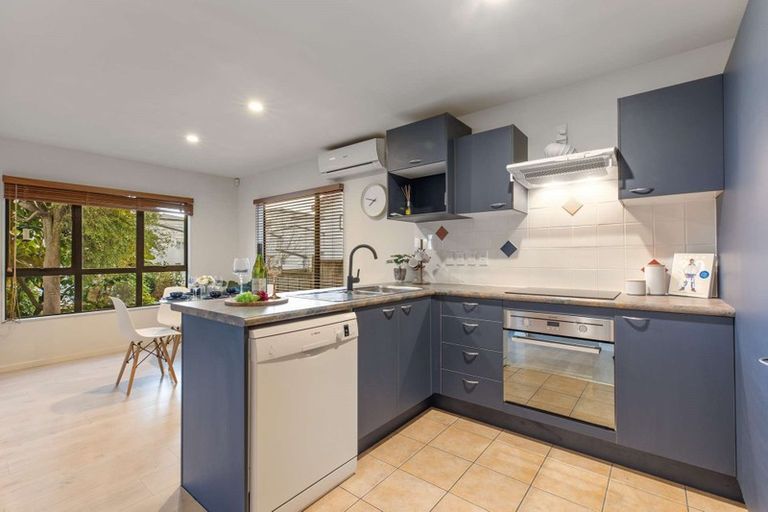 Photo of property in 4/42 Fields Parade, Oteha, Auckland, 0632