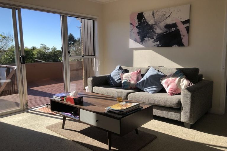 Photo of property in 1/309 Wairau Road, Totara Vale, Auckland, 0627