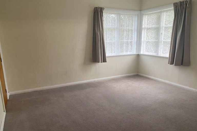 Photo of property in 17 Raroa Terrace, Tawa, Wellington, 5028