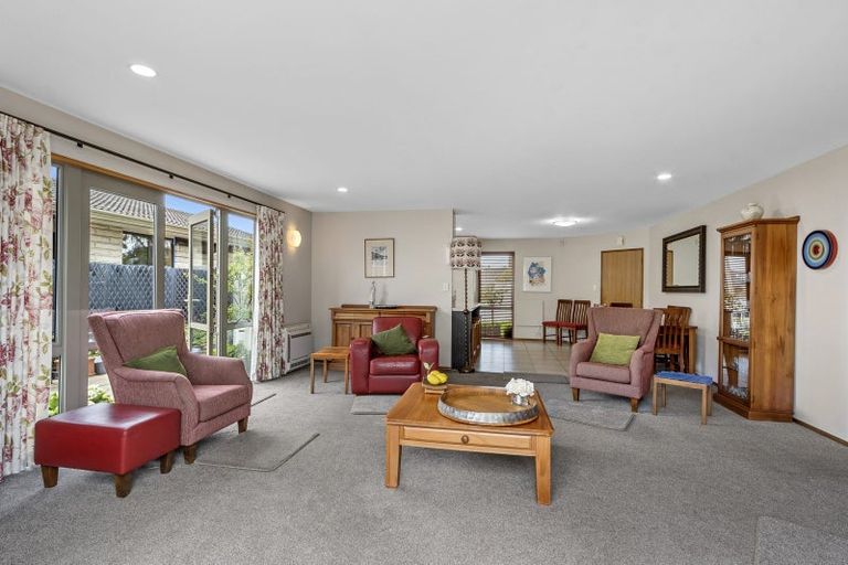 Photo of property in 33 Crofton Road, Harewood, Christchurch, 8051