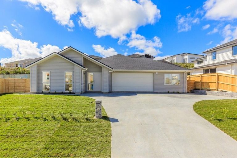 Photo of property in 18 Syd Grant Crescent, Orewa, 0931