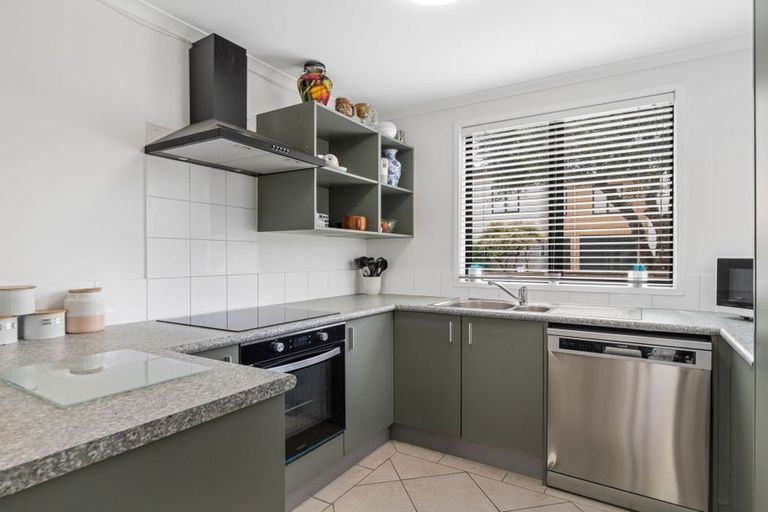 Photo of property in 6 Barnea Circle, Glen Eden, Auckland, 0602