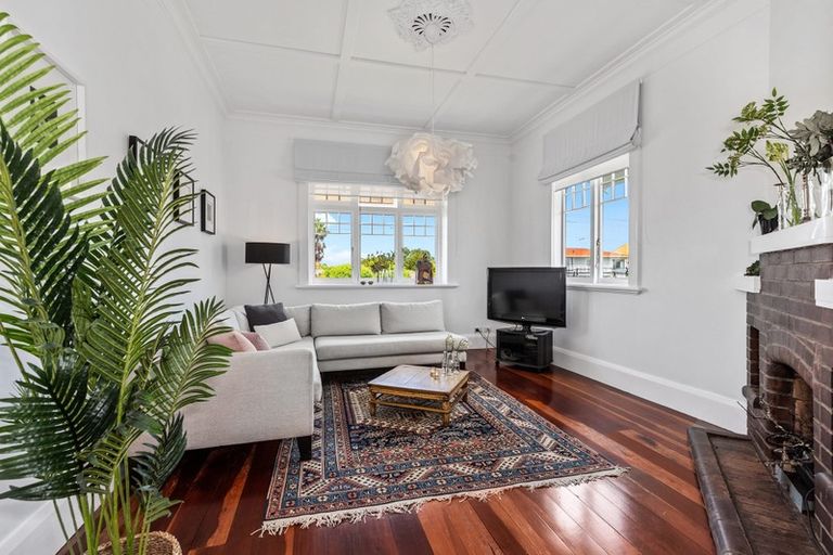 Photo of property in 56 Norwood Road, Bayswater, Auckland, 0622